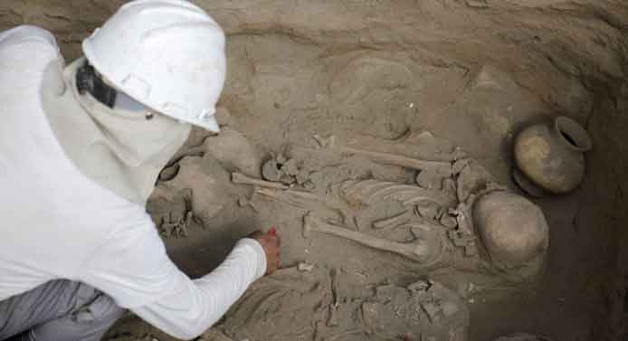 باستان شناسان موفق به کشف یک گور دسته جمعی از ۱۴۰ کودک شدند که قلبشان از سینه‌هاشان بیرون کشیده شده است